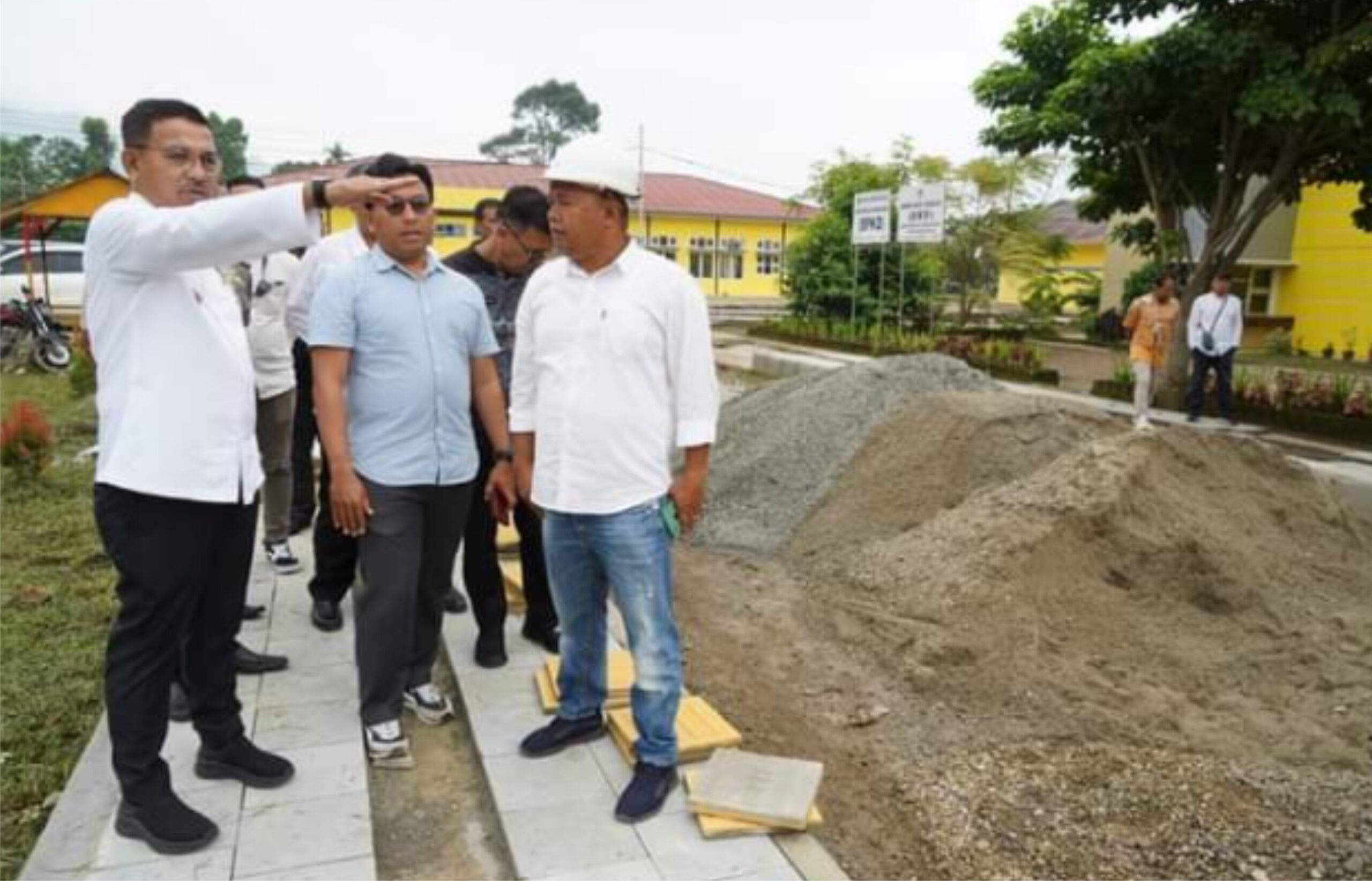 Bupati Solok Selatan Khairunas Pantau Proyek Pemerintah Semangat News