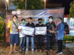 2. Ketua Panitia Penyelenggara Turnamen Mobile Legends menyerahkan hadiah, tropi dan piagam penghargaan kepada tim Rakyat Djelata, di Duas Coffee, Padang, Sumatera Barat dalam acara puncak Hari Anti Narkoba Internasional (HANI) 2021, Sabtu (26/6/2021).