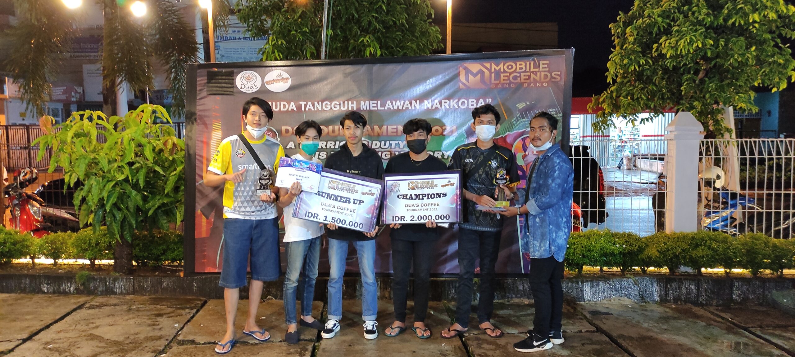 2. Ketua Panitia Penyelenggara Turnamen Mobile Legends menyerahkan hadiah, tropi dan piagam penghargaan kepada tim Rakyat Djelata, di Duas Coffee, Padang, Sumatera Barat dalam acara puncak Hari Anti Narkoba Internasional (HANI) 2021, Sabtu (26/6/2021).