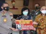 Heriyanti (tengah) menyerahkan bantuan sebesar Rp2 triliun ke Kapolda Sumsel beberapa waktu untuk membantu pencegahan penularan virus Covid-19. (Foto: Dok. Humas Polda Sumsel)