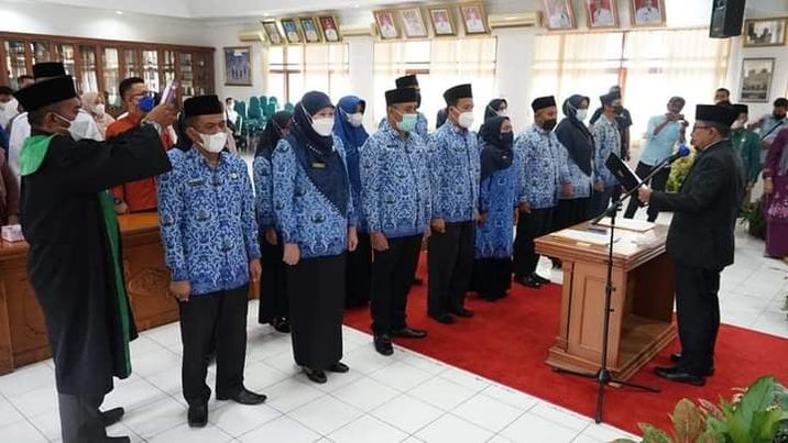 Bupati Eka Putra Lantik 14 Pejabat Administrasi | Semangat News