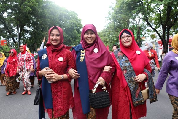 Ummi Harneli dan Ibu Amel bersama Ibu Negara Hadiri Acara Hari Batik dan Berkebaya