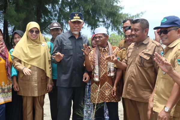 1.400 Batang Cemara Laut di Pantai Nagari Nyiur Melambai