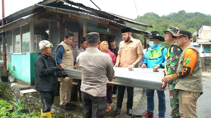 Wako Fadly Amran Serahkan Bantuan kepada Warga Terdampak Angin Kencang