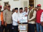 Gubernur Sumbar Serahkan 1,2 Ton Randang Bantuan Masyarakat Sumbar ke Bupati Cianjur