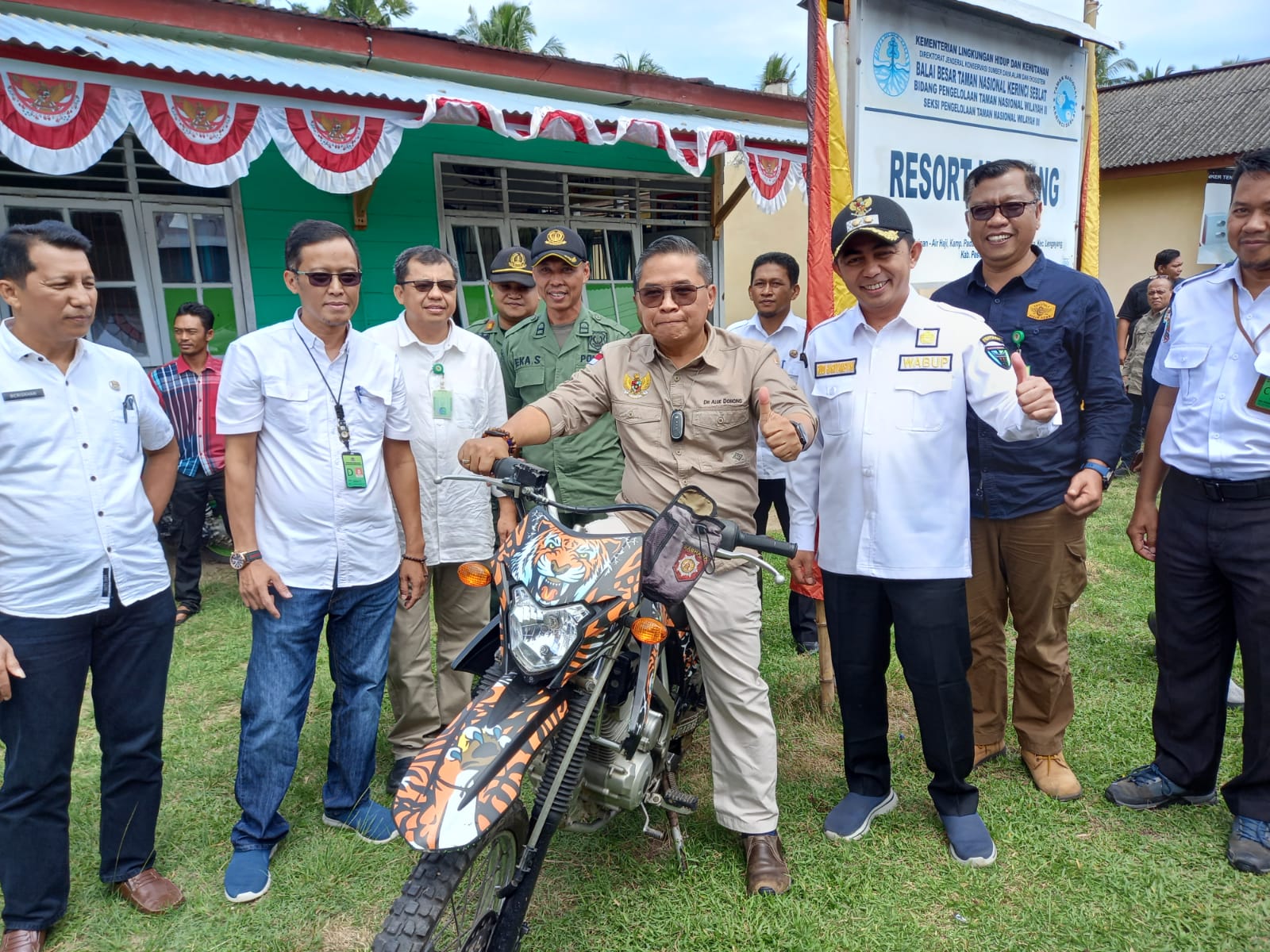 Wakil Bupati Pesisir Selatan, Rudi Hariyansyah mendampingi Wakil Menteri Lingkungan Hidup dan Kehutanan (LHK), Alue Dohong mengunjungi Balai Besar Taman Nasional Kerinci Seblat (BBTNKS) Wilayah II Sumatera Barat Resort Kambang