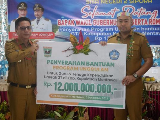 Audy Joinaldy Berikan Bantuan Rp12 Miliar Bagi Guru di Daerah 3T