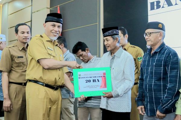 Gubernur Mahyeldi Serahkan Bantuan Bibit Padi dan Jagung Kepada Petani Sumbar