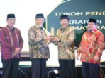 Gubernur dan Wakil Gubernur Sumbar Terima Anugerah BAZNAZ Award 2022