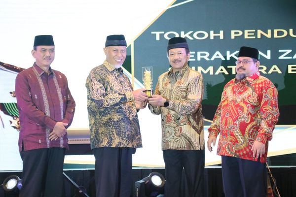 Gubernur dan Wakil Gubernur Sumbar Terima Anugerah BAZNAZ Award 2022