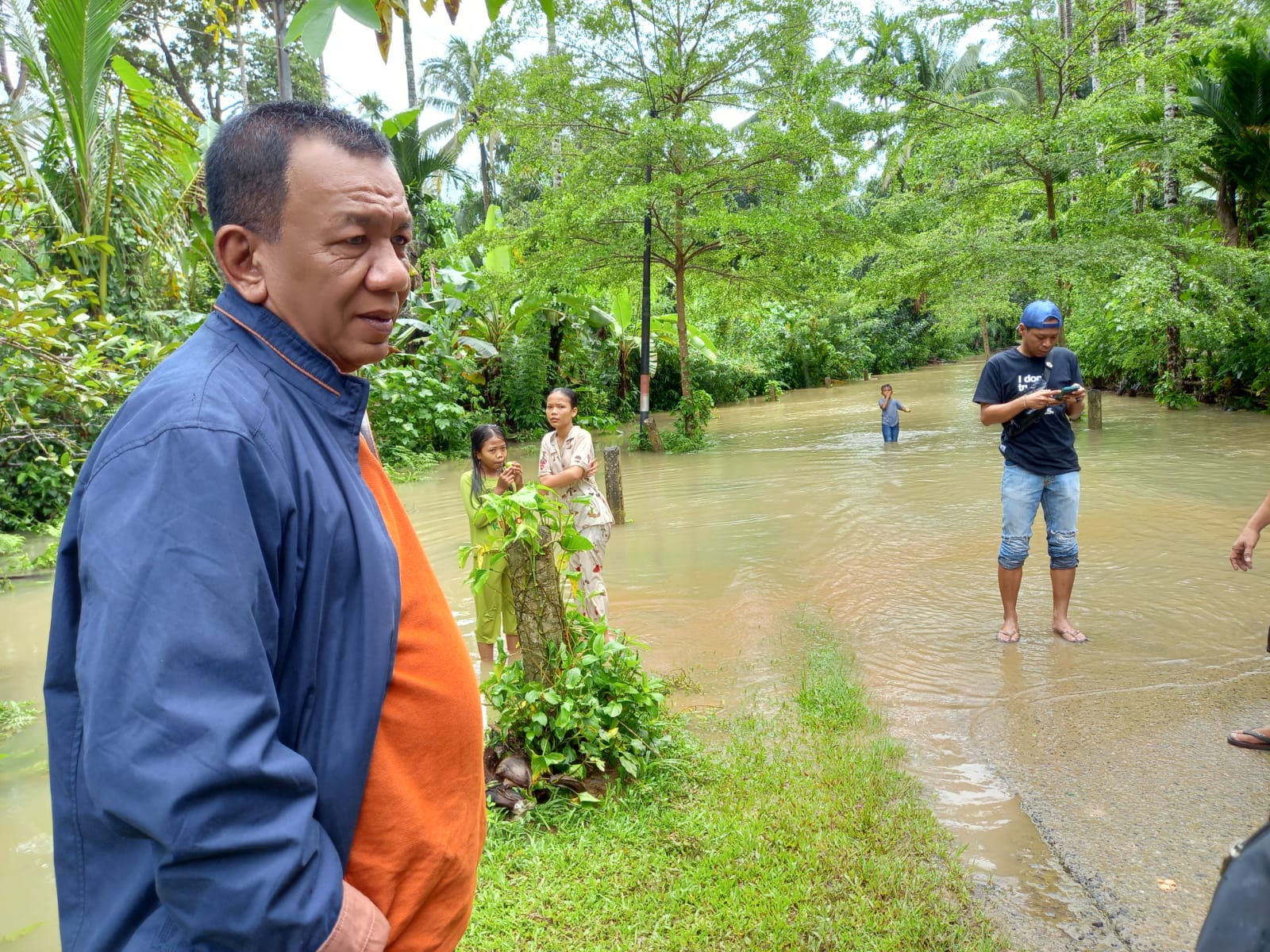 Bupati Rusma Yul Anwar Tinjau Lokasi Banjir di Nagari IV Koto Mudiek