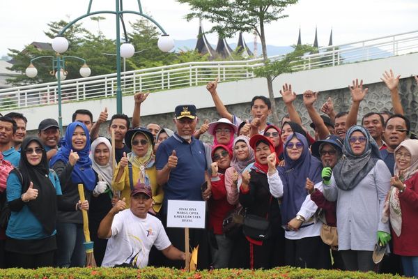 Jalan Santai dan Gotong Royong di Masjid Raya Sumbar, Buya Mahyeldi Gaungkan Semangat 'Sumatera Barat, Ayo Bersih'