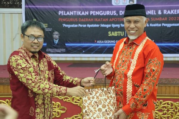 Pelantikan Pengurus Daerah IAI Sumbar 2022-2026, Mahyeldi: Apoteker Berperan Dalam Keamanan dan Kerasioanal Obat