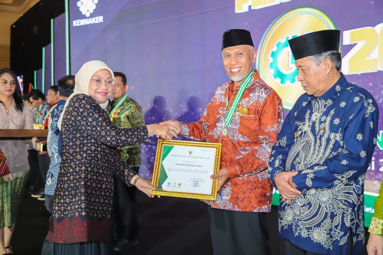 Gubernur Sumbar Mahyeldi Terima Penghargaan Pembina K3 Terbaik 2023