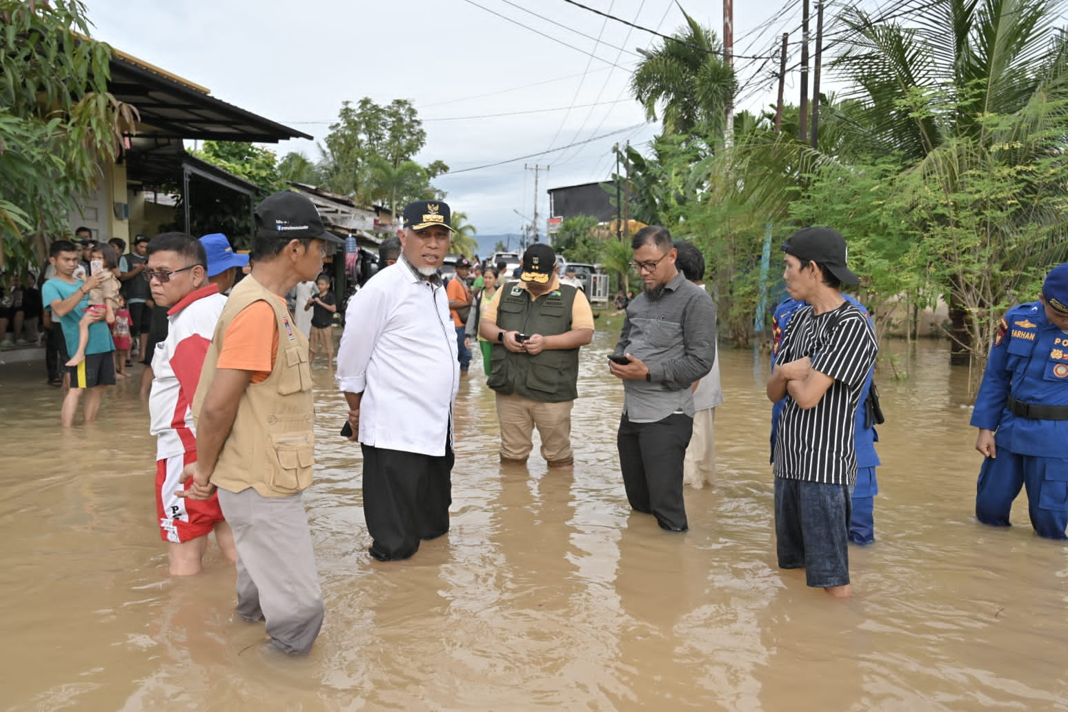 Banjir Kota Padang, Gubernur Sumbar Mahyeldi Perintahkan OPD Teknis Distribusikan Bantuan