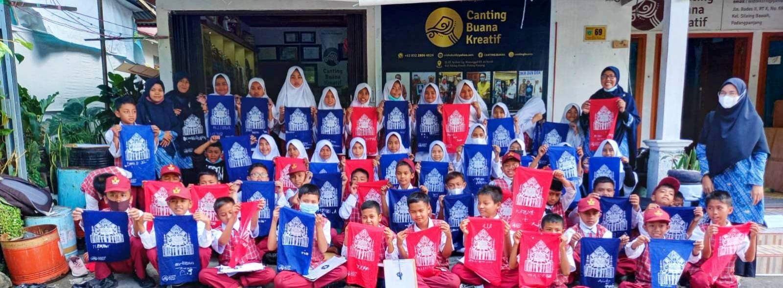 Siswa SD selain belajar membatik juga diperkenalkan tentang Desain dan Proses kerja batik Minang di Canting Buana+