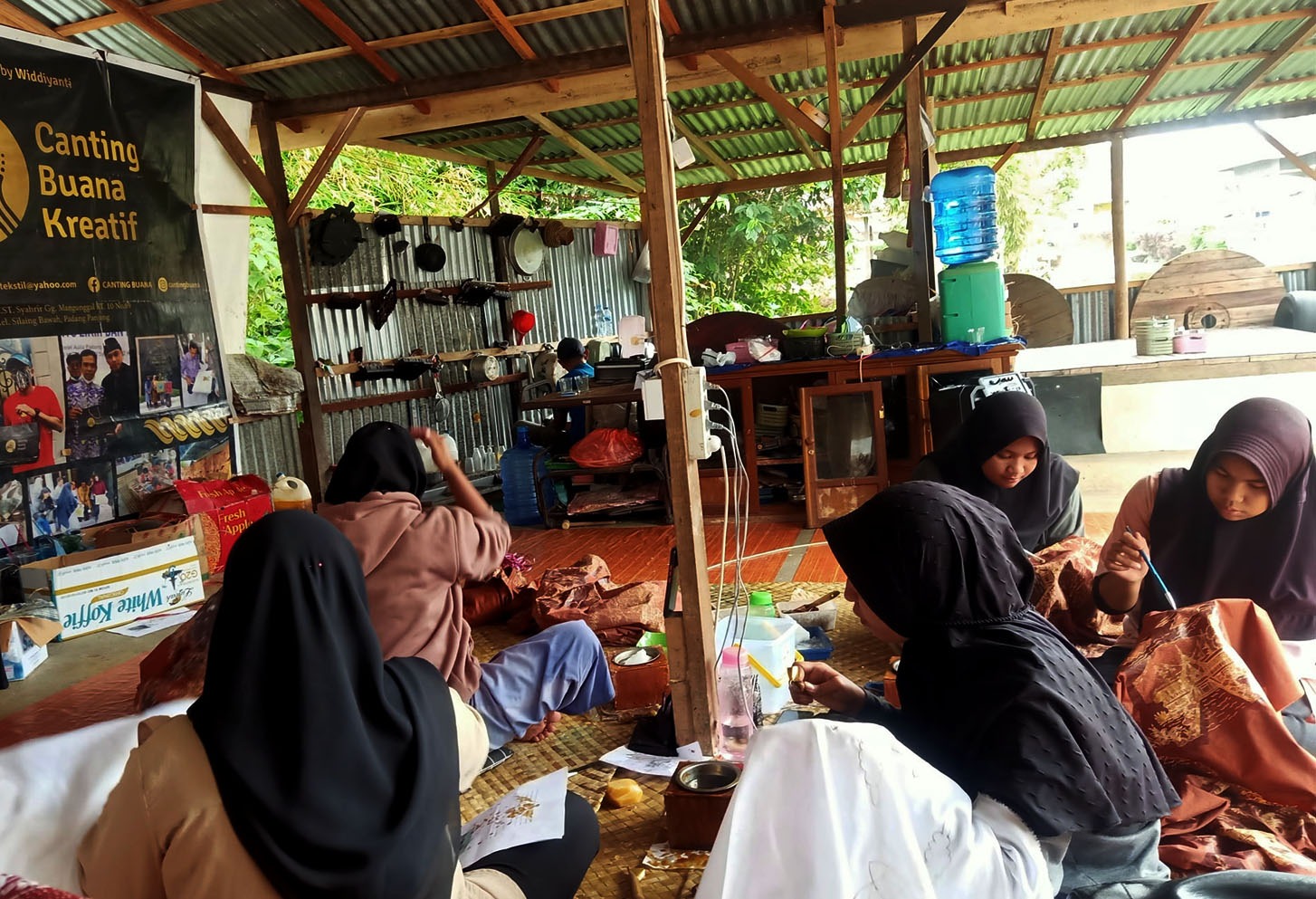 Anak-anak muda belajar membatik hingga hasil jadi juga diperkenalkan proses penciptaan desain untuk batik