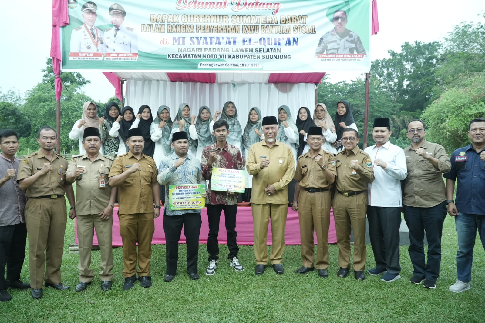 Gubernur Sumbar Mahyeldi Ansharullah Serahkan Kayu Pembangunan Mushalla di Madrasah Ibtidaiyah Syafa'at El-Quran