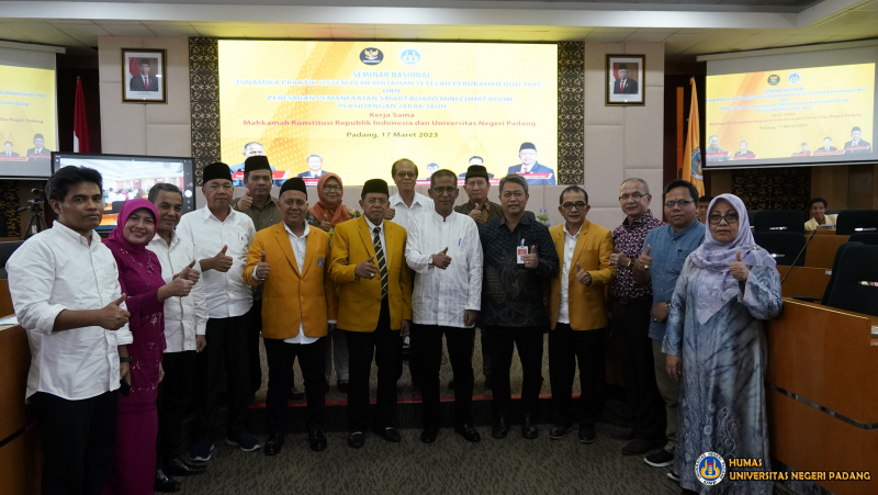 Hakim Konstitusi Prof. Dr. Saldi Isra, SH.MPA Serahkan Smart Board Mini Court Kepada UNP