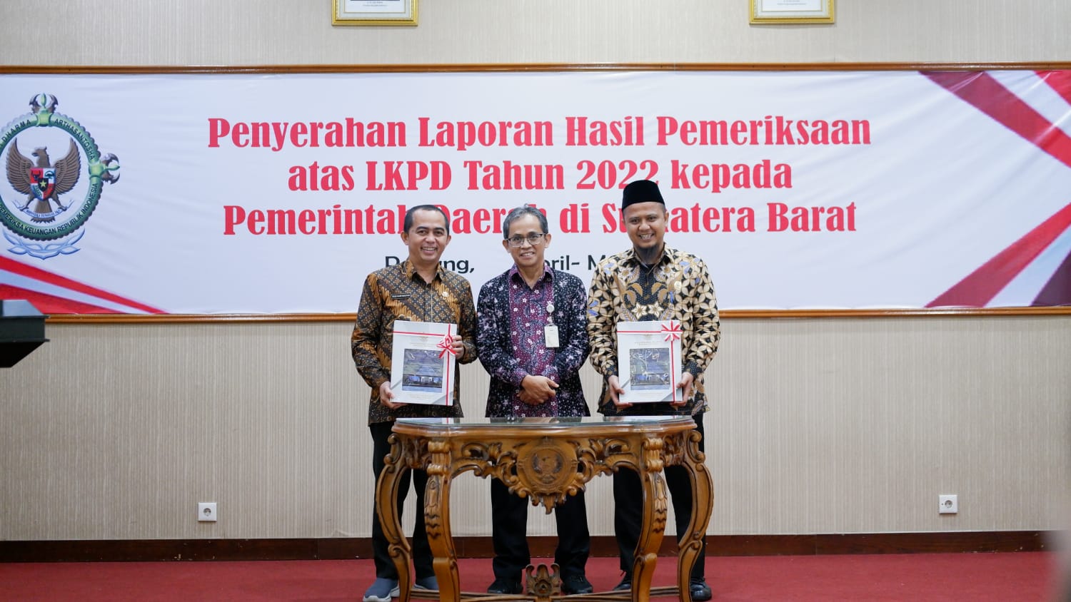 Wakil Bupati Pesisir Selatan, , Apt. Rudi Hariyansyah, S.Si menerima Laporan Hasil Pemeriksaan (LHP) untuk Laporan Keuangan Pemerintah Daerah (LKPD) Tahun Anggaran 2022