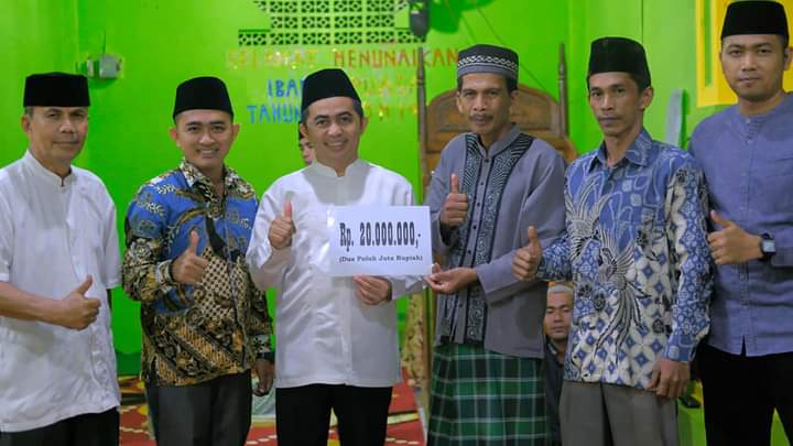 Safari Ramadhan di Masjid Jainatul Makwa, Wabup Pesisir Selatan Rudi Hariyansyah Serahkan Bantuan Masjid Rp 20 Juta