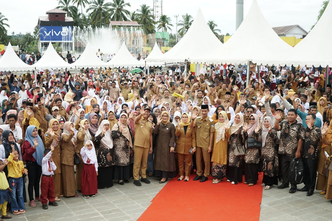 Solok Selatan Berikan 21.828 Stel Pakaian Sekolah Gratis Siswa Baru di Sangir