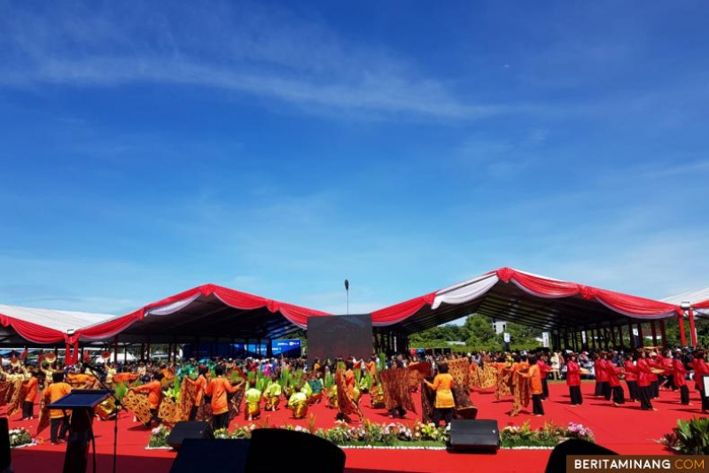 Tari Massal Karya Prof. Indrayuda, UNP FBS Tampil pada Pembukaan Penas KTNA di Sumbar