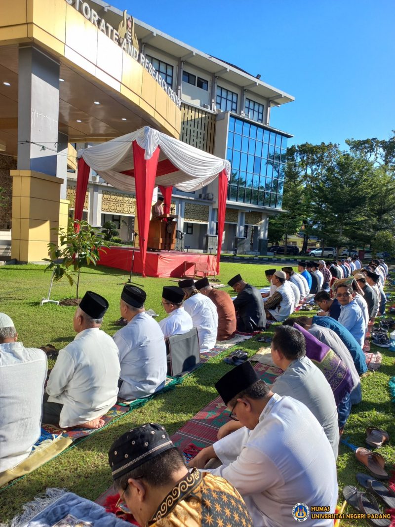 Universitas Negeri Padang Selenggarakan Sholat Idul Adha, Khatib Prof. Dr. Syamsul Bahri Khatib