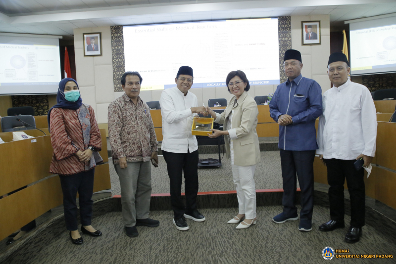 Universitas Negeri Padang dan Universitas Gadjah Mada Focus Group Discussion Peran Medical Teacher Terkini