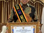 Rektor Universitas Negeri Padang Prof. Ganefri Terima Penghargaan Ayah Genre Inspirator 2023