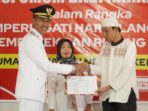 Yulian Efi Serahkan Remisi Warga Binaan Rutan Muara Labuh.