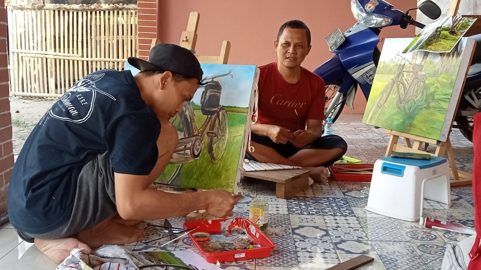 Diantara Peserta Magang Guru SMK Indonesia kompetensi Seni Lukis tengah mengerjakan lukisan masing-masing