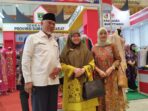 Gubernur Mahyeldi Ansharullah dan Ketua Dekranasda Sumbar Sambangi Pelaku UMKM di Pameran Kriyanus 2023