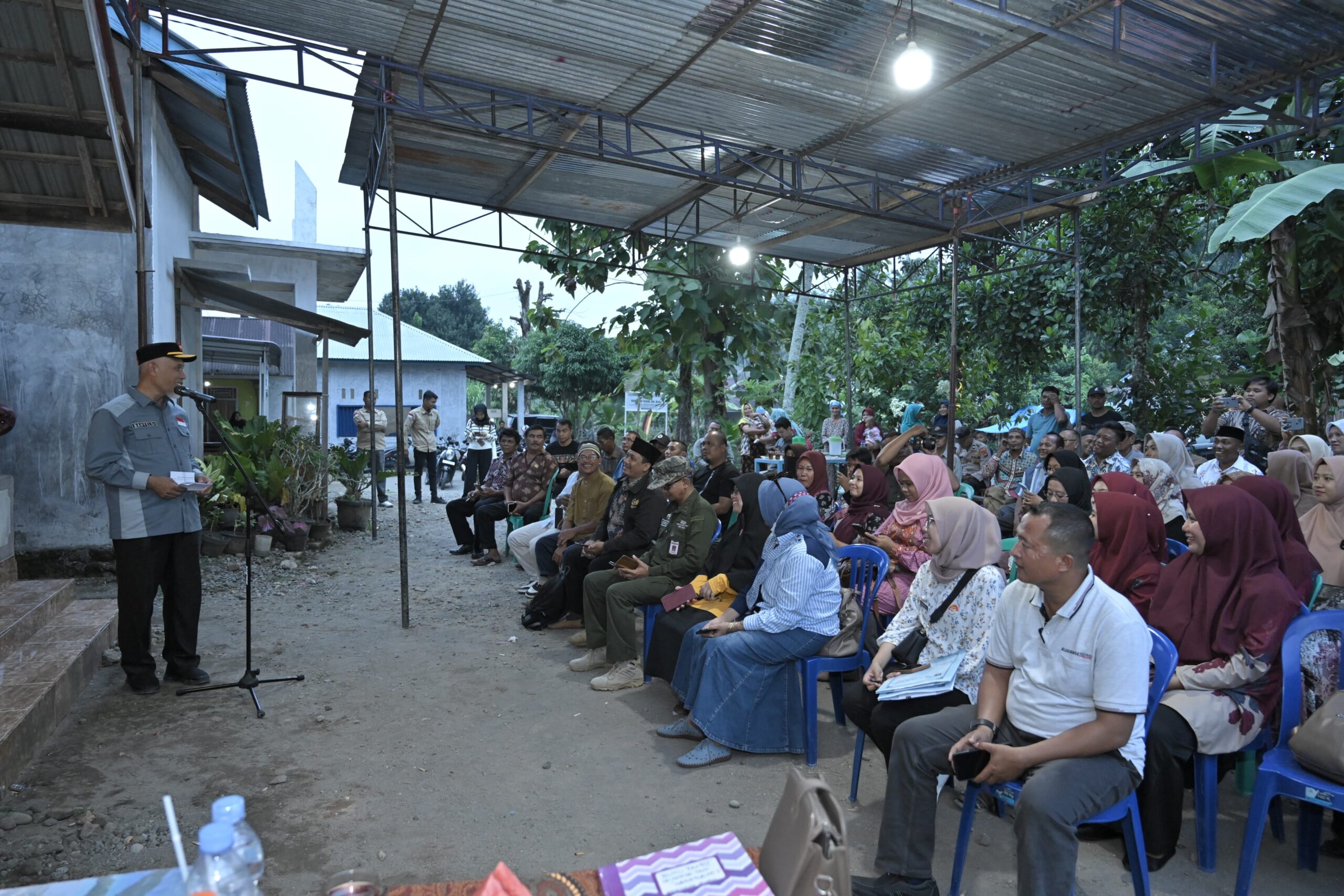 Gubernur Mahyeldi Serahkan Bantuan Induk Bibit Unggul Ikan di Pasaman Barat