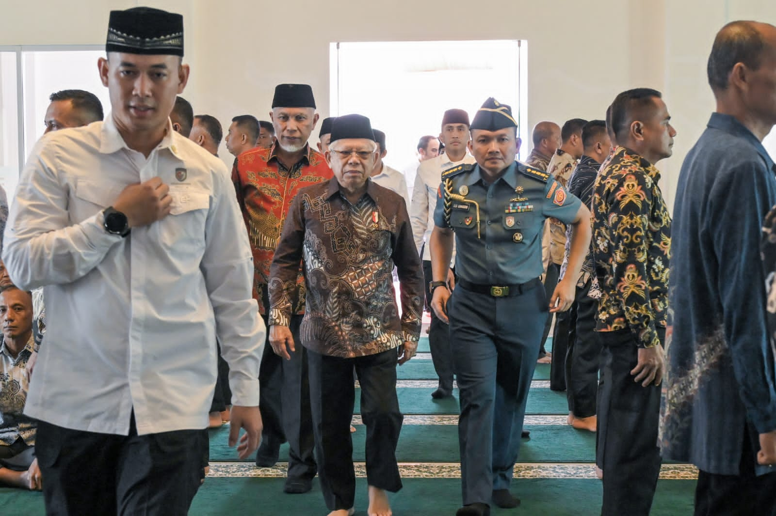 Wakil Presiden RI Ma'ruf Amin dan Gubernur Mahyeldi Sholat Jum'at di Masjid Baitul Auliya