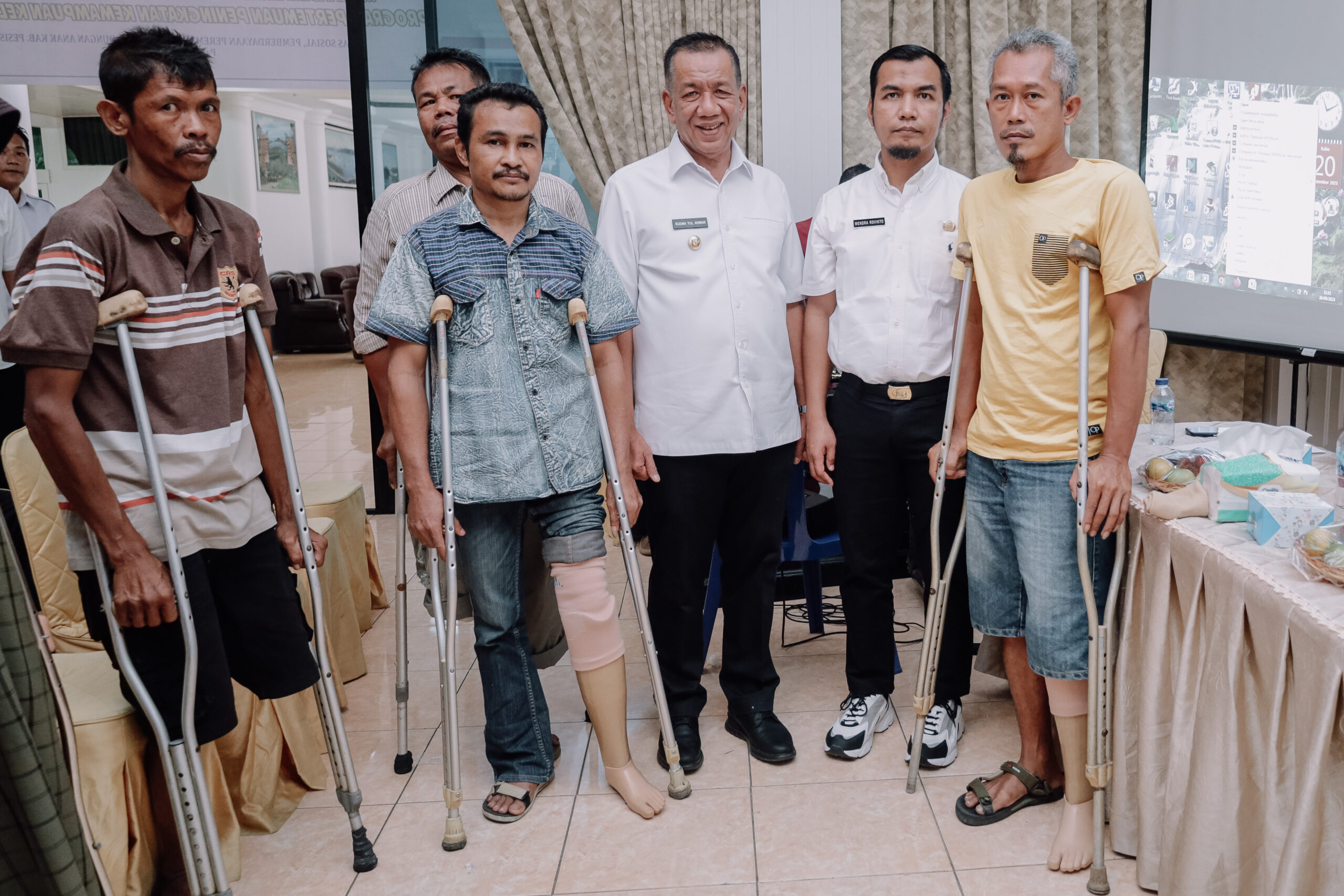 Bupati Pesisir Selatan Rusma Yul Anwar Salurkan Bantuan Kaki Palsu Kepada Penyandang Disabilitas