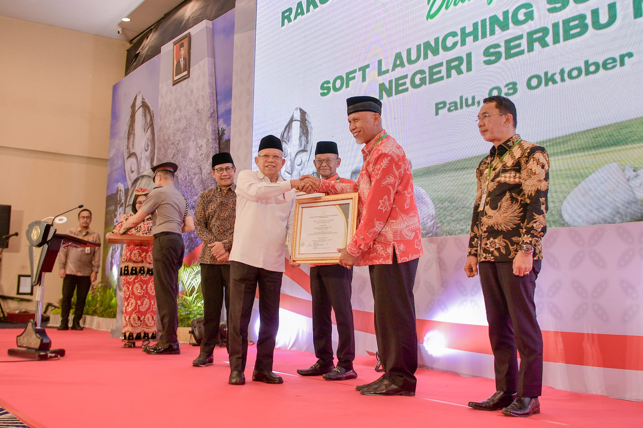 Gubernur Mahyeldi Ansharullah Terima Penghargaan dari Wapres atas Kinerja Sangat Luar Biasa dalam Membangun Daerah Tertinggal