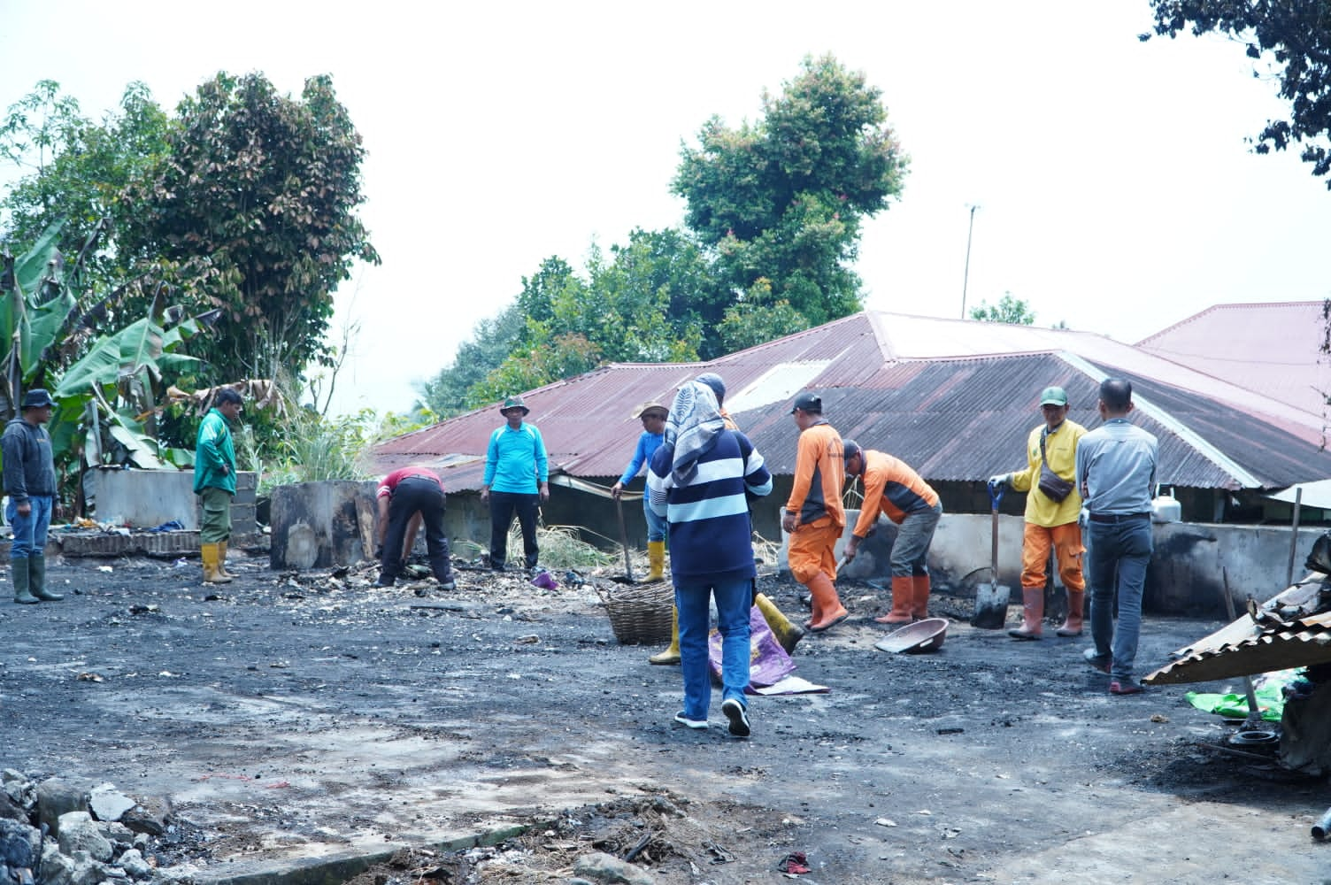 Pemko Padang Panjang dan Warga Bersihkan Lokasi Kebakaran di Padang Panjang Timur