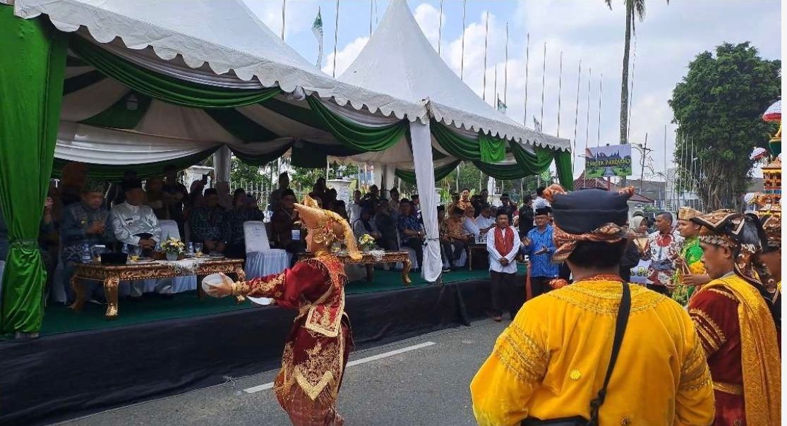 Tampilkan Budaya Minangkabau dalam Pawai Ta'aruf STQH XXVII Jambi, Kafilah Sumbar Mendapat Sambutan Meriah Penonton