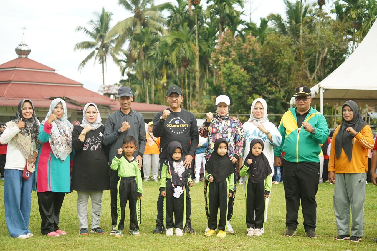 Car Free Day di Pauh Duo, Bupati Khairunas Serahkan Bantuan Pangan dari Baznas