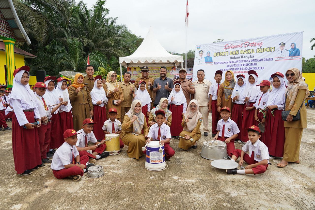 Masyarakat Sangir Jujuan dan Sangir Balai Janggo Terima Beras Bantuan Pemerintah