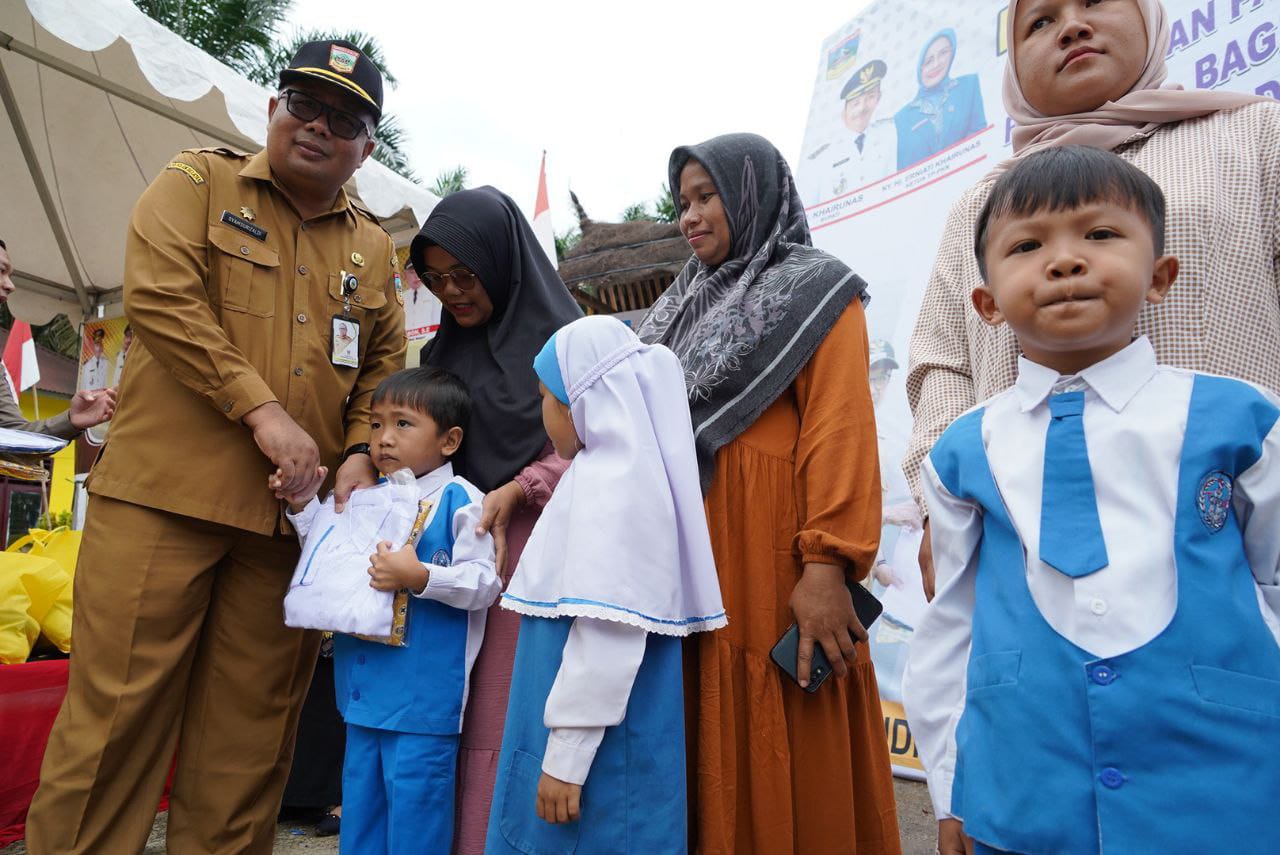 Pemerintah Kabupaten Solok Selatan Serahkan Seragam Gratis Untuk Siswa TK dan SMA serta SMK