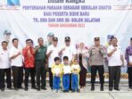 Sekdakab Solok Selatan Dr. Syamsurizaldi Serahkan Seragam Gratis dan Beras Bantuan Pangan di SBH