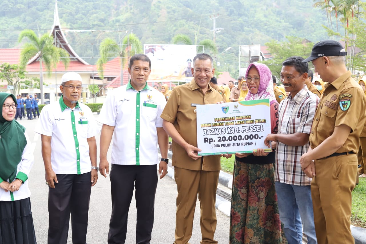 Bupati Rusma Yul Anwar Serahkan Bantuan RTLH dan Basnaz Kabupaten Pesisir Selatan