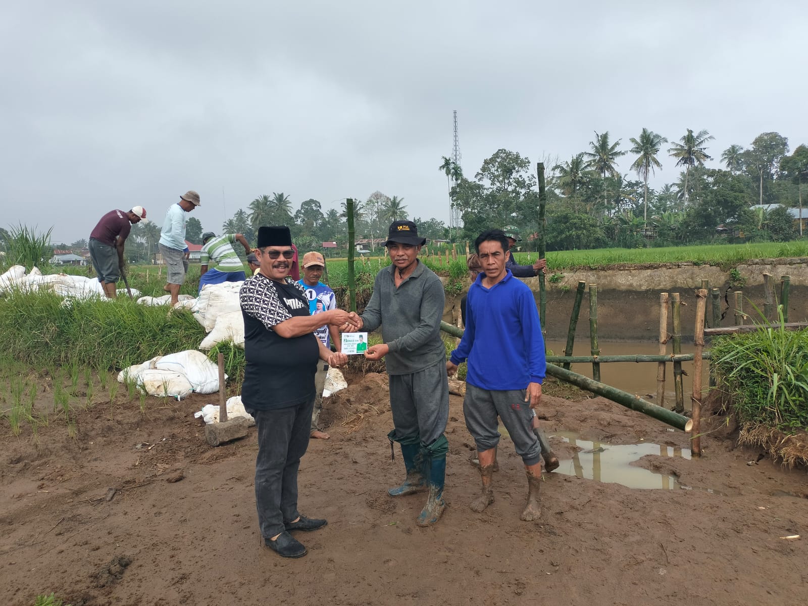 Edward DF Berikan Perhatian,Tebing Batang Sukali di Kawasan Tiaka Ambrol