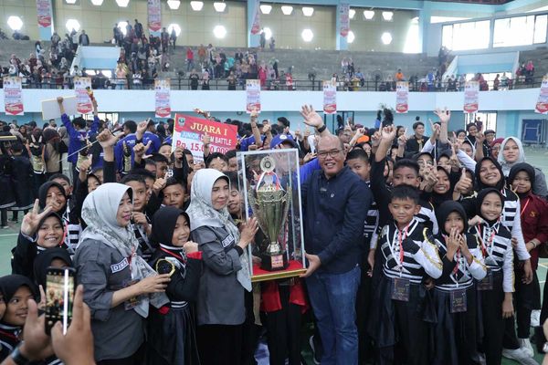 Festival Marching Band Ditutup, Ketua DPRD Sumbar Supardi, Kita Perlu Ciptakan Ruang-Ruang Kreatif Generasi Muda