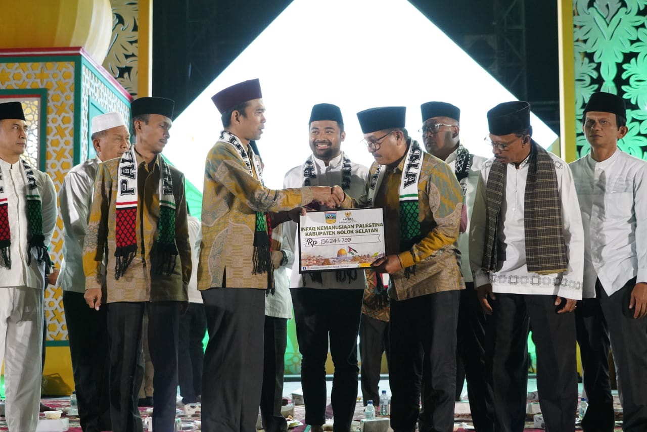 HUT Kabupaten Solok Selatan ke-20, Meski Hujan dan Becek, Masyarakat Padati GOR Temui UAS