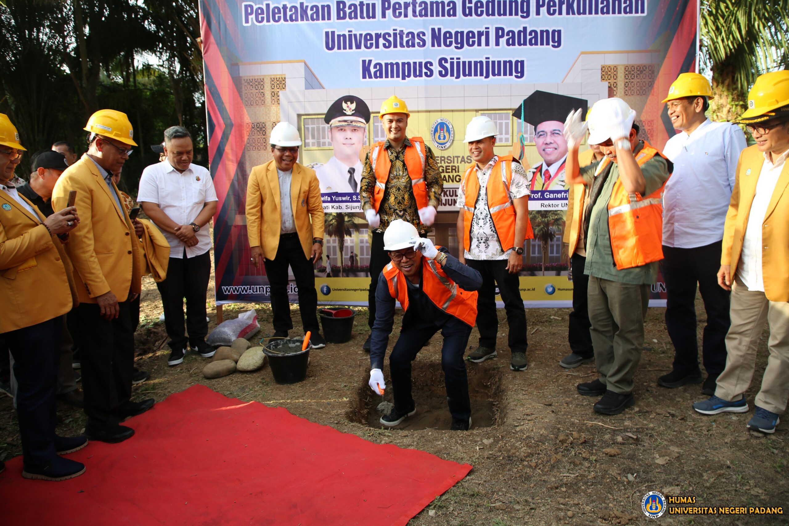 Prof. Ganefri Ph.D Meletakkan Batu Pertama Kampus UNP Sijunjung