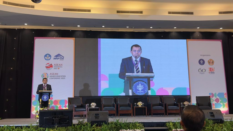 Rektor UNP Prof Ganefri Membuka Acara AHEC 2023