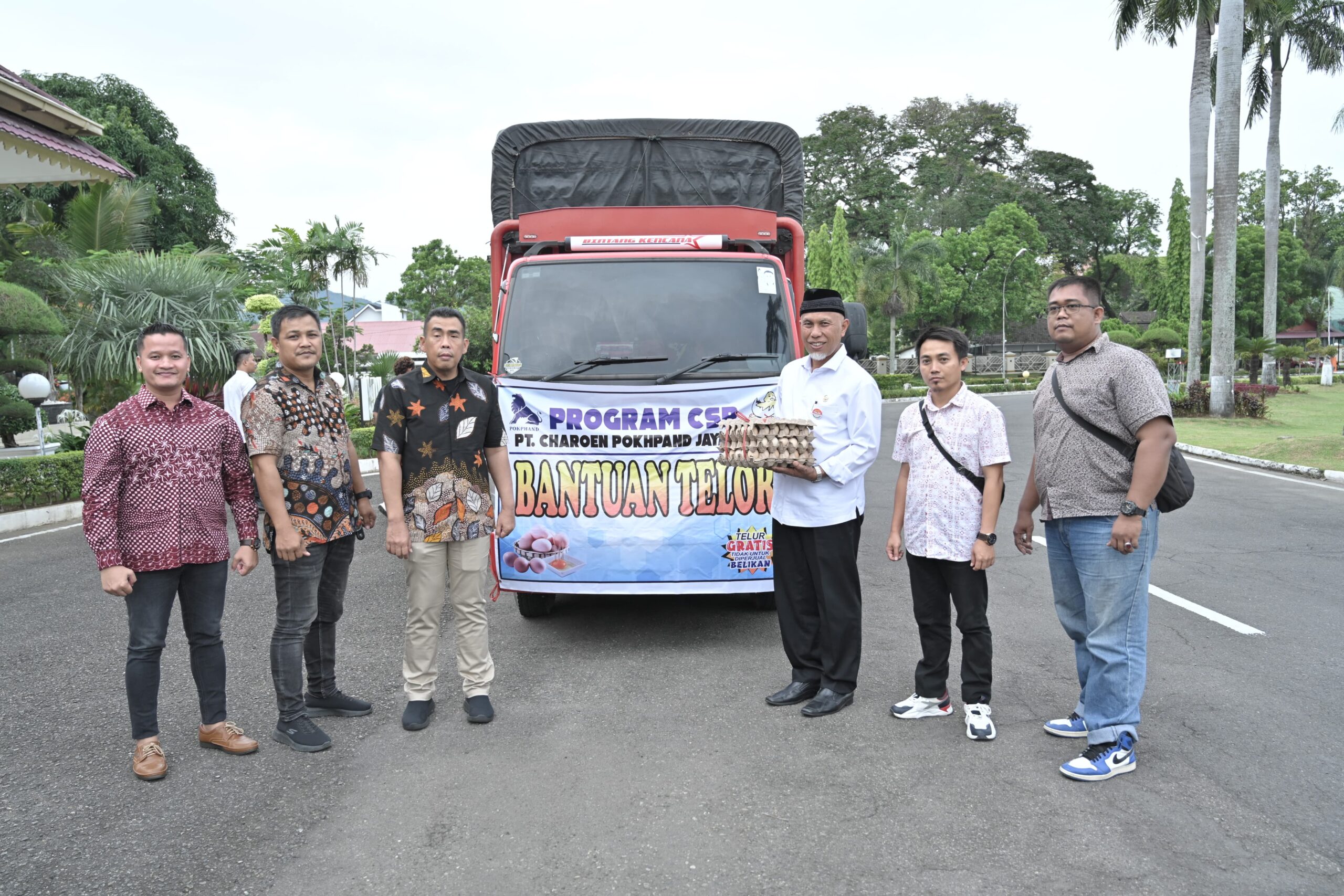 Terima Bantuan 50 Ribu Butir Telur dari PT Charoen Pokphand, Gubernur Mahyeldi Berharap Pihak Swasta Semakin Banyak Membantu Korban Bencana